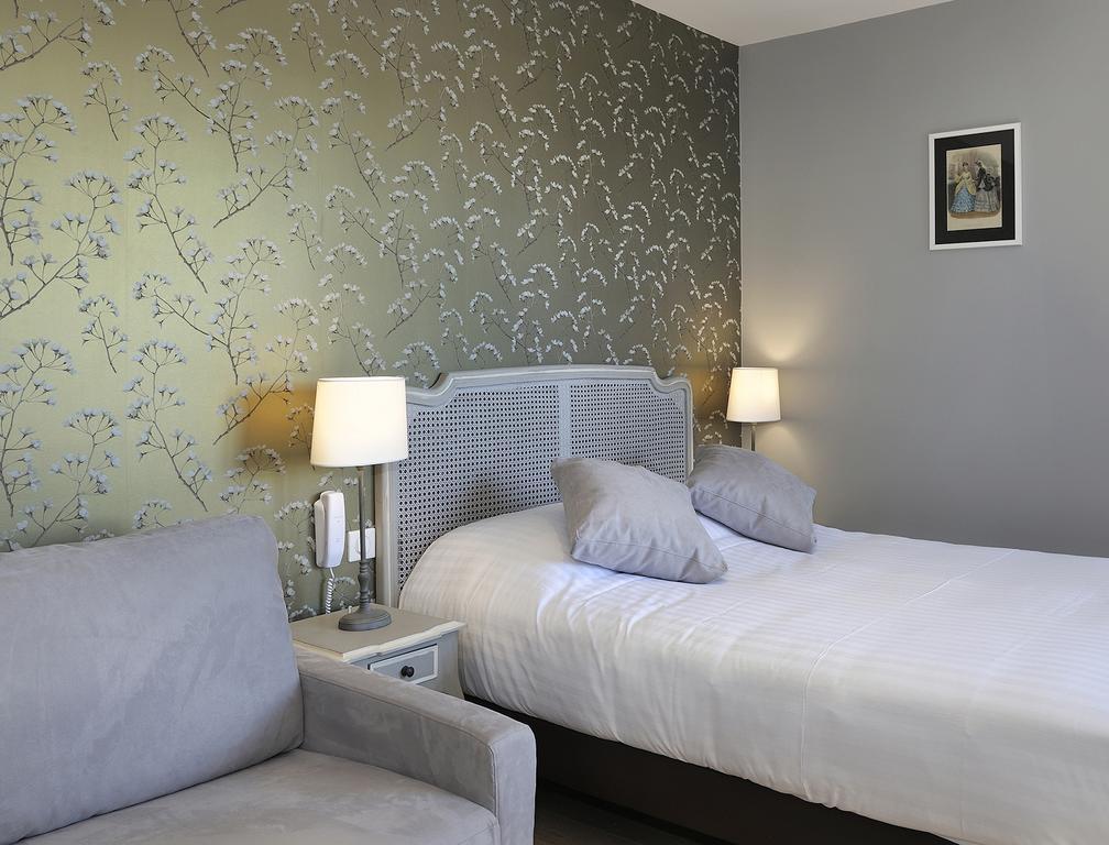 Auberge Du Grand Dauphin Dhuizon Oda fotoğraf